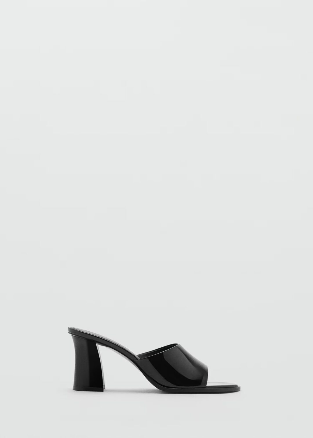 Sandalia tacon efecto charol negro MANGO - Image 2