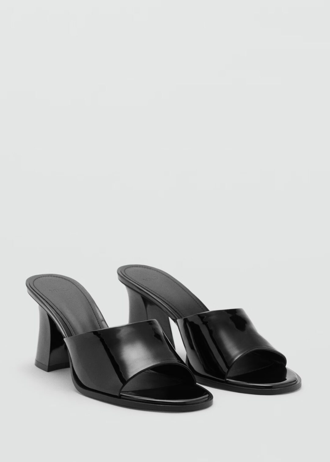 Sandalia tacon efecto charol negro MANGO - Image 3