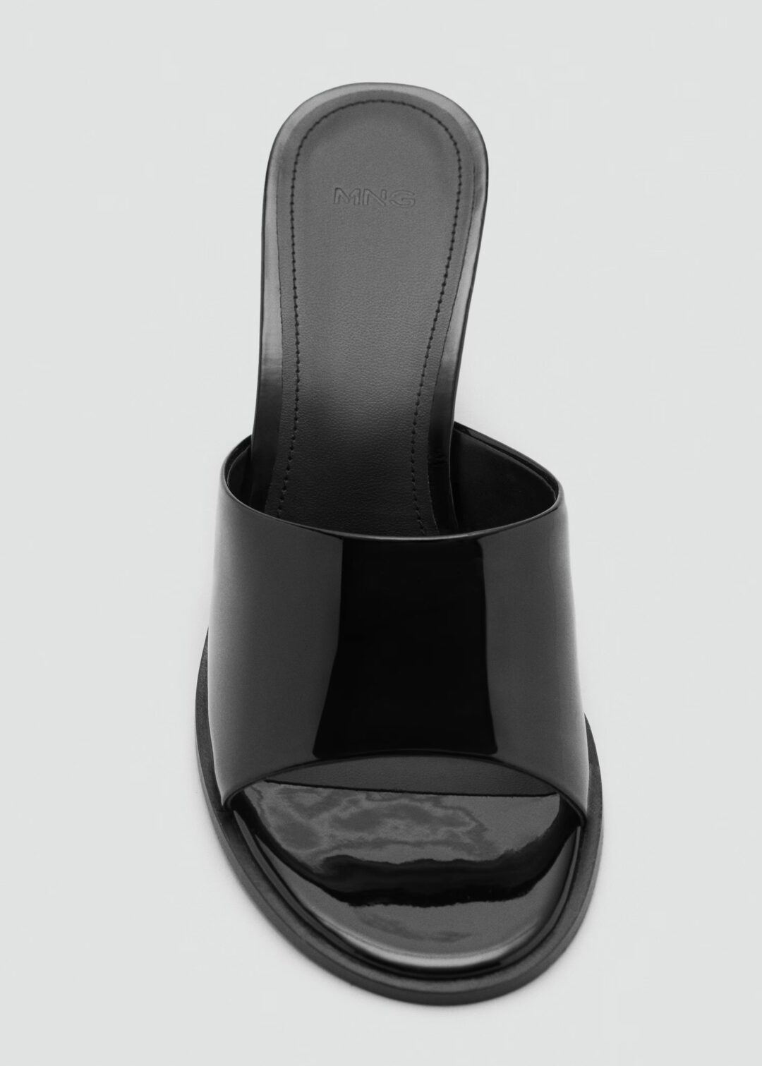 Sandalia tacon efecto charol negro MANGO - Image 6