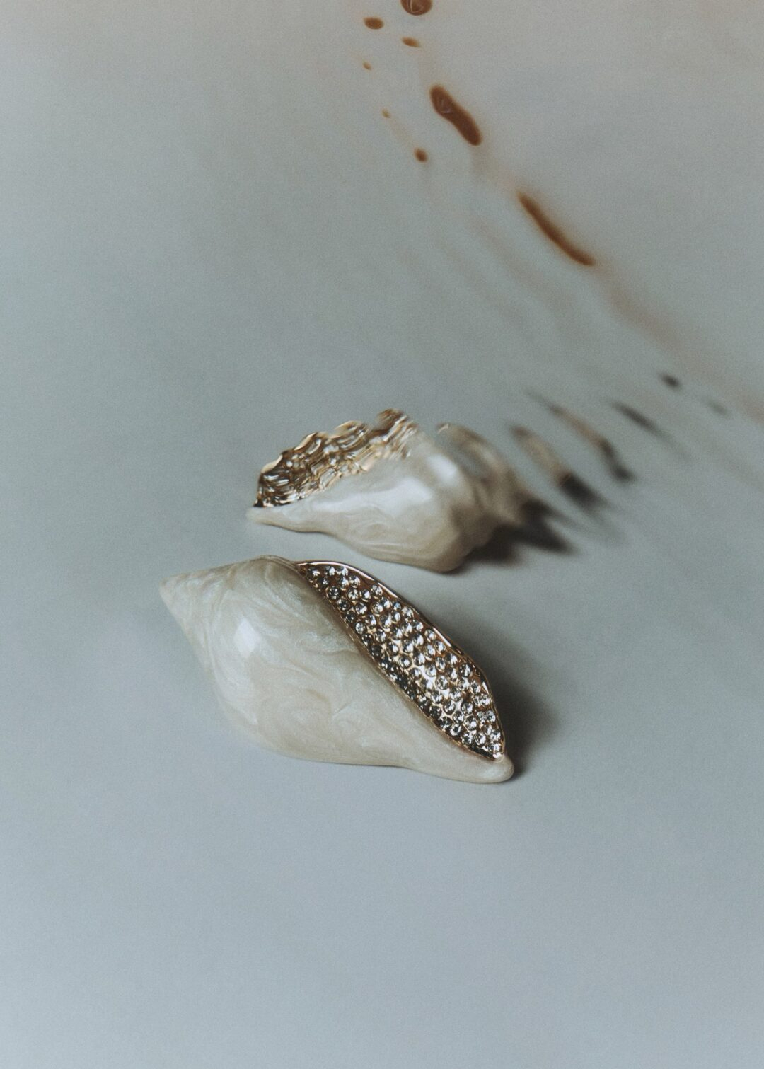 Pendientes concha detalle strass beige MANGO