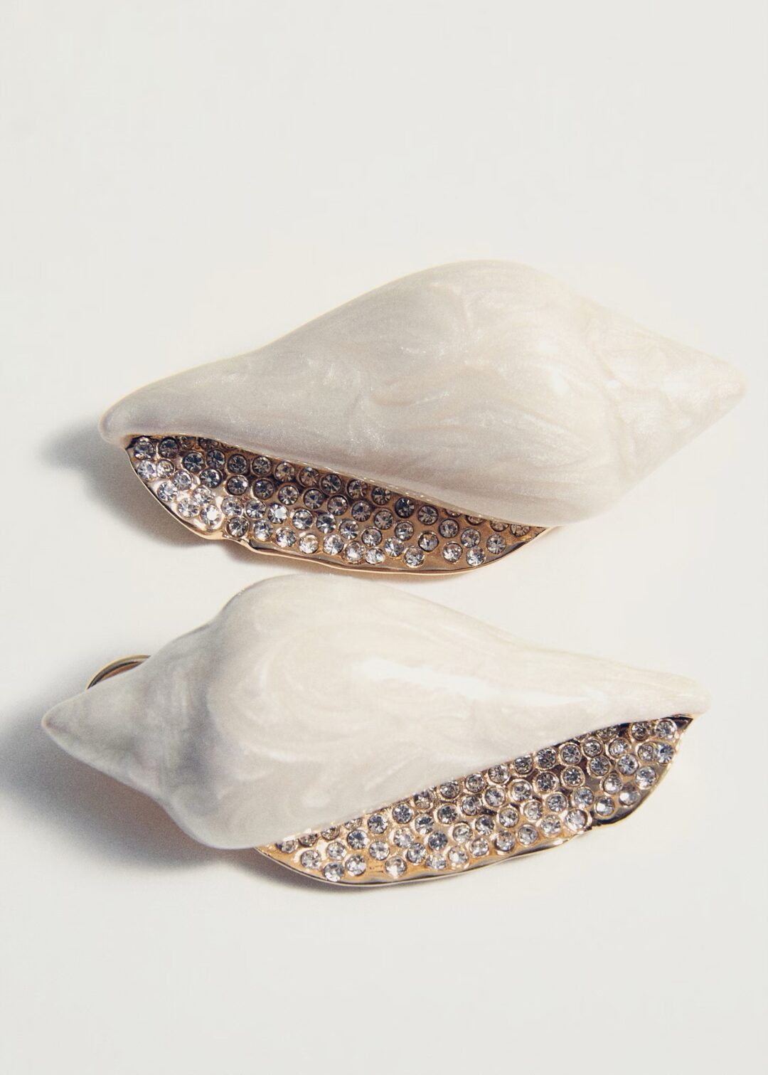 Pendientes concha detalle strass beige MANGO - Image 4