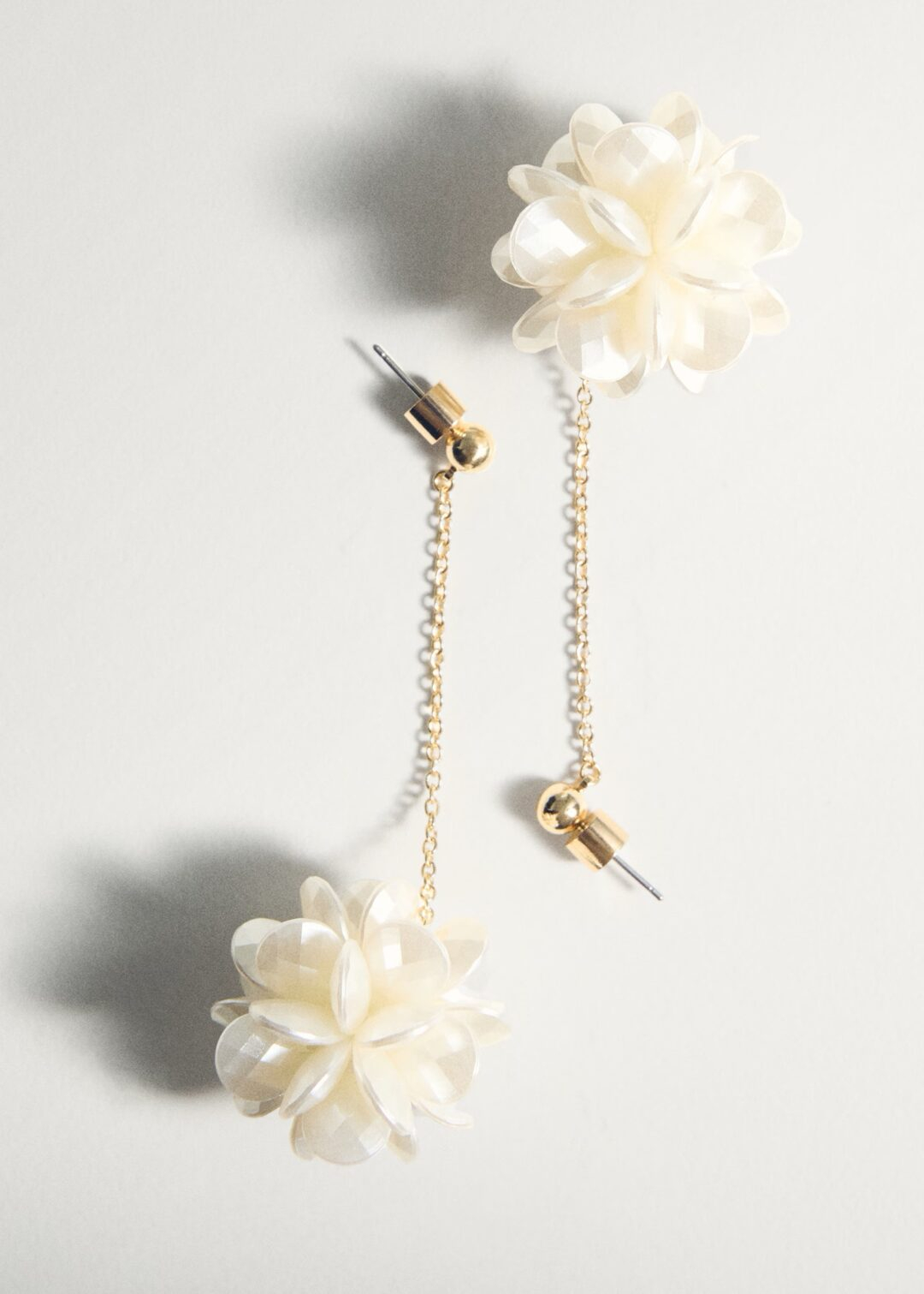 pendientes largos flores oro MANGO - Image 4