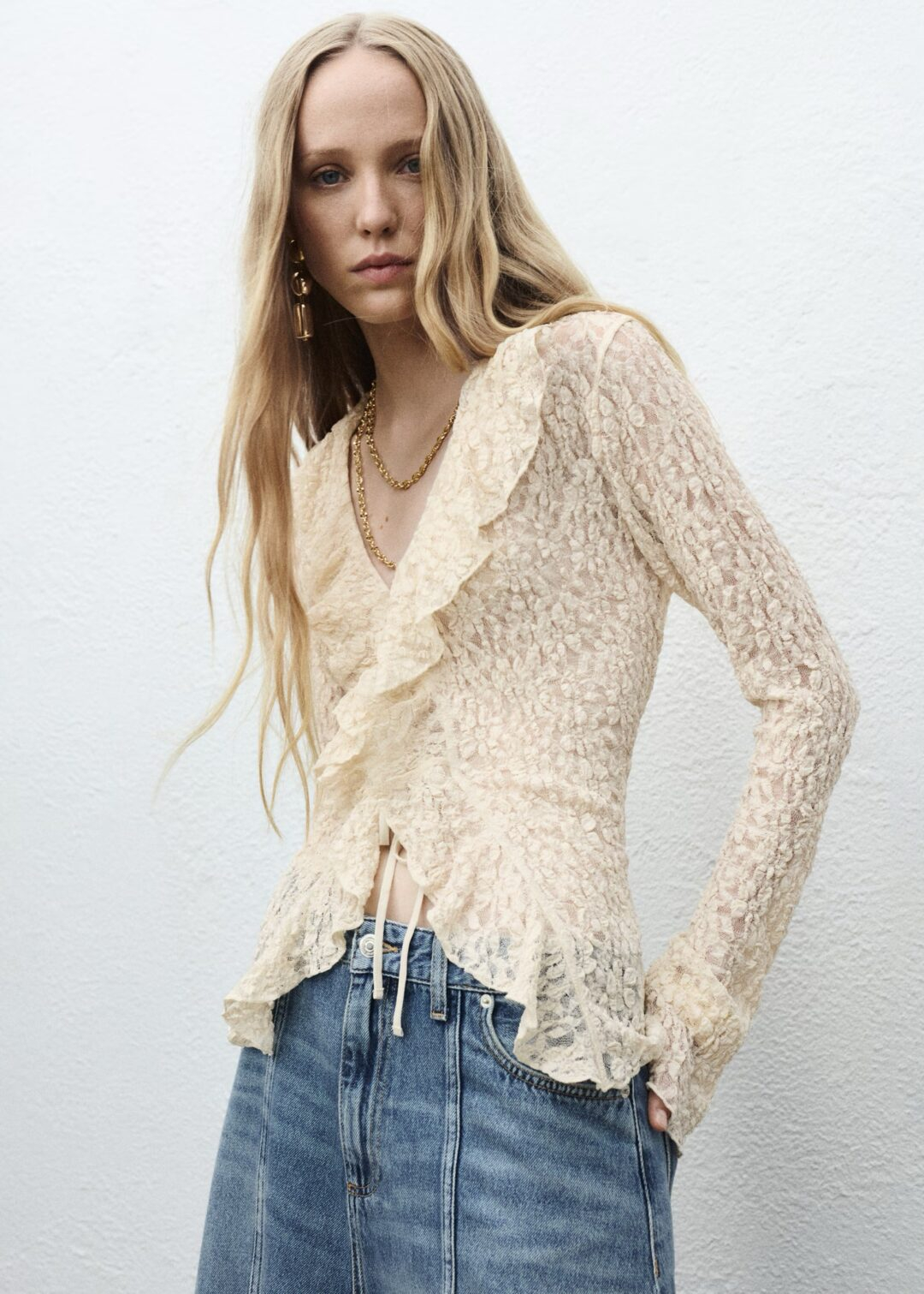 Blusa volantes encaje mango