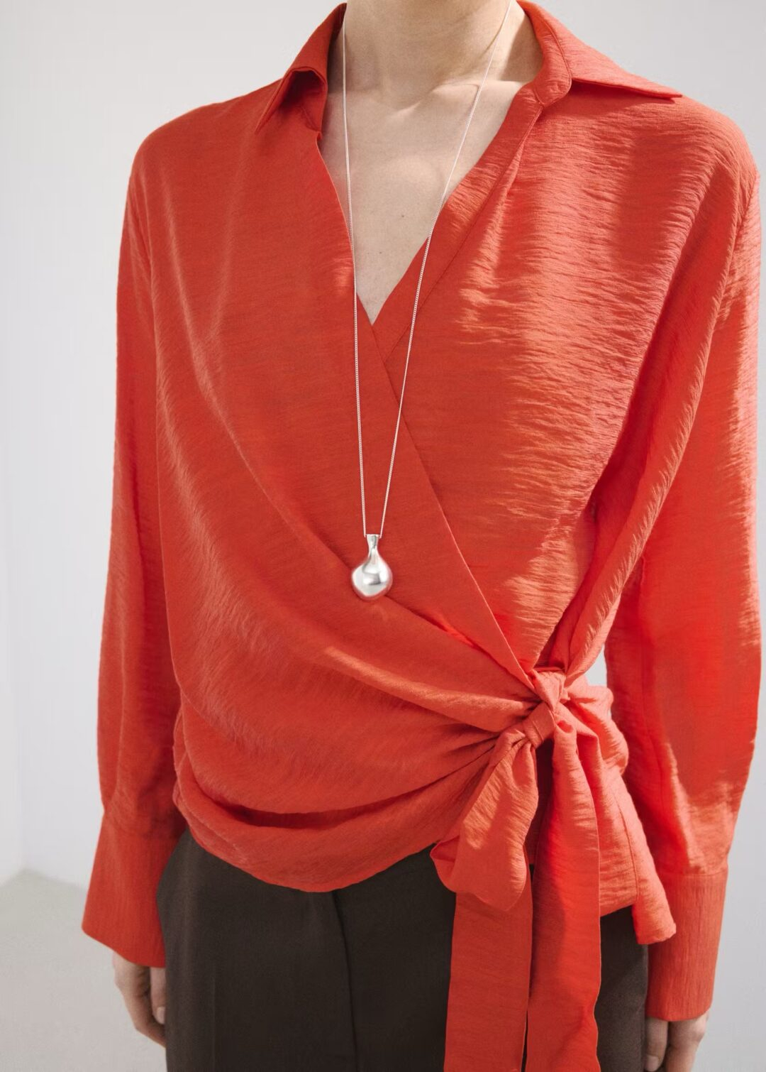 CAMISETA DETALLE LAZO
